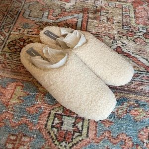 BNIB everlane ReNew teddy slippers
